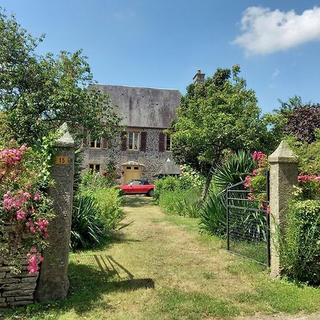 Le Petit Manoir Bed and Breakfast Isigny-le-Buat Exteriör bild