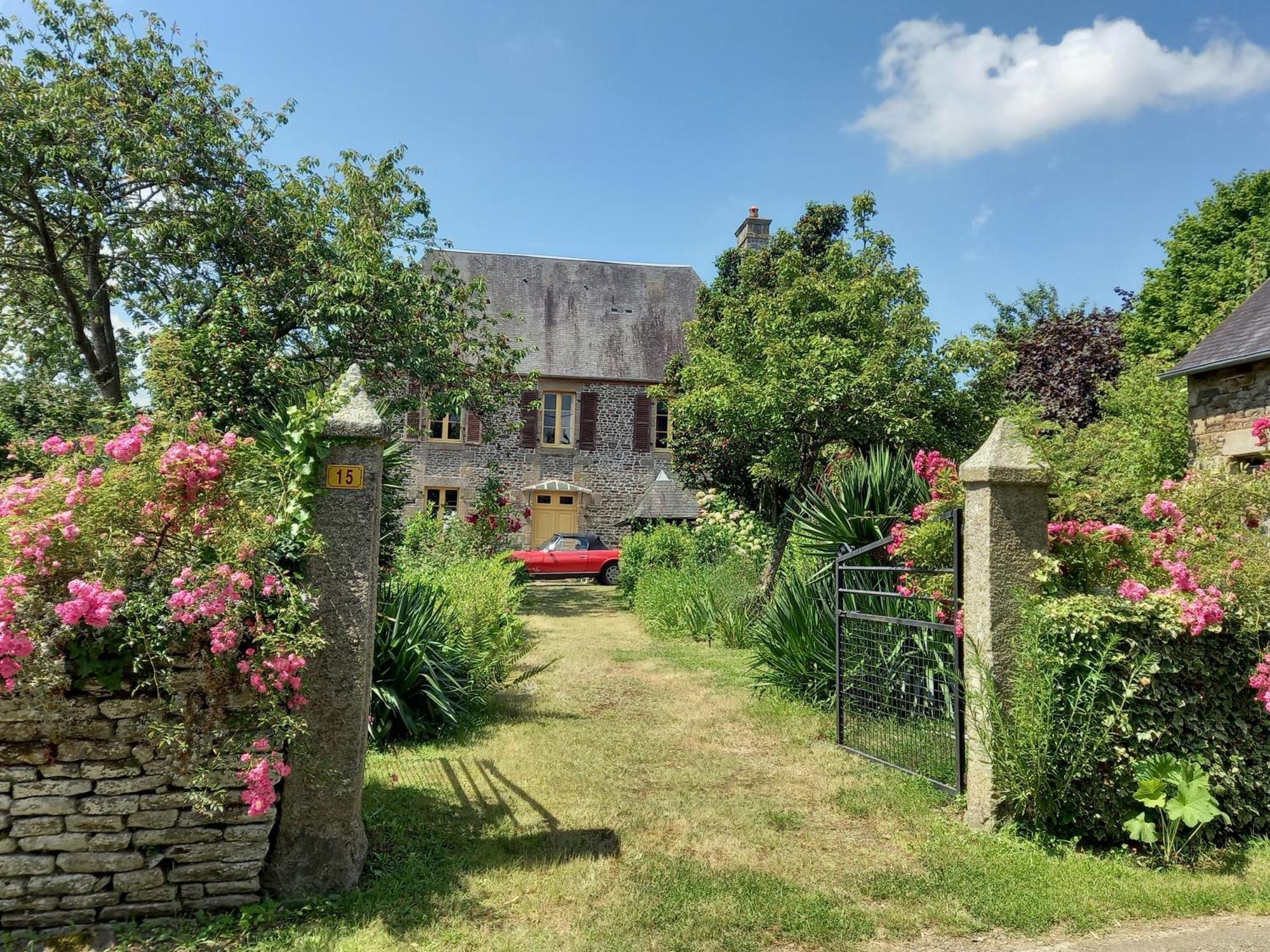 Le Petit Manoir Bed and Breakfast Isigny-le-Buat Exteriör bild