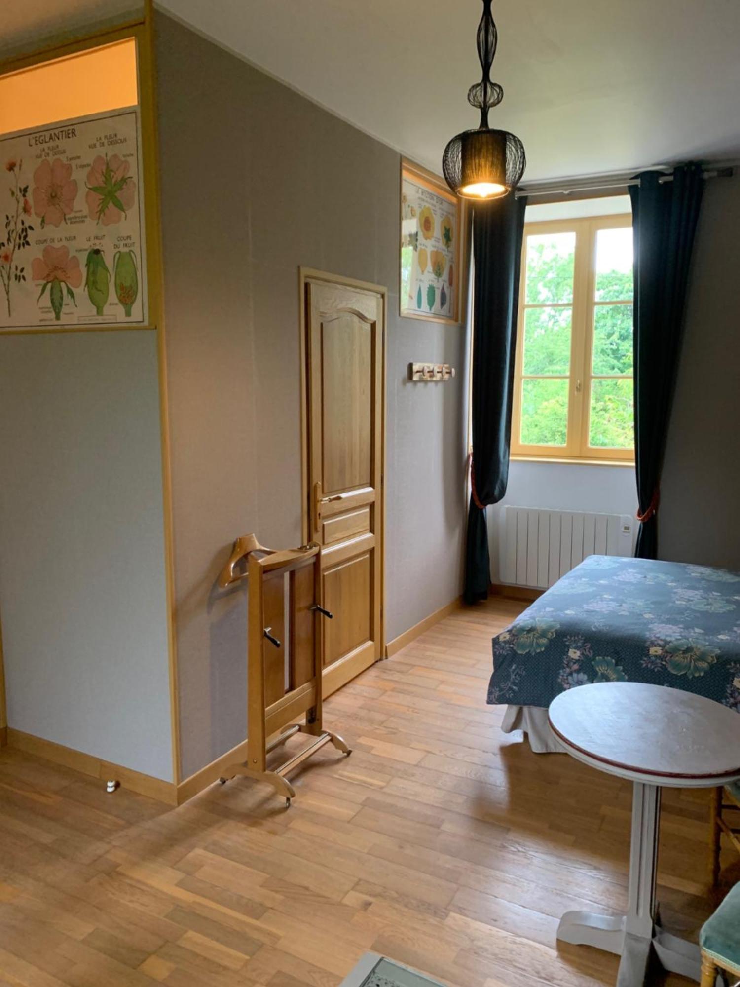Le Petit Manoir Bed and Breakfast Isigny-le-Buat Exteriör bild